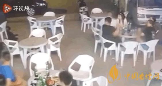 警方通報(bào)小車沖過夜市撞飛數(shù)人 這一幕太驚險(xiǎn)了!