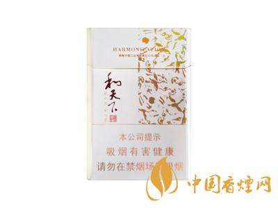 2020白沙和天下價格表和圖片 2020和天下香煙是白沙牌香煙中的一種，說起和天下香煙，相信大家都認(rèn)識，和天下是高端香煙品牌,隸屬于湖南中煙工業(yè)有限責(zé)任公司，那么，2020年白沙和天下多少錢一包呢?趕緊來看看吧!  和天下香煙  和天下香煙時尚大氣的包裝　簡潔流暢的線條　以紫色為主色調(diào)的搭配　無一不顯示出和天下的不凡紫色在中國傳統(tǒng)里是尊貴的顏色，如北京故宮又稱為“紫禁城”亦有所謂“紫氣東來” 口感上此款雅香綿滑，香氣醇和，余味純凈，實(shí)屬難得一見的神品啊!  系列產(chǎn)品  和天下(尊尚中支)  類型： 烤煙型  煙氣煙堿量： 0.0 mg  煙長： 84 mm  過濾嘴長： 25 mm  包裝形式： 條盒硬盒  單盒支數(shù)： 20  銷售形式： 國產(chǎn)內(nèi)銷  生產(chǎn)狀態(tài)： 待上市  備注： 白沙和天下尊尚中支  和天下(尊尚5000)  類型： 烤煙型  煙氣煙堿量： 0.0 mg  煙長： 88 mm  過濾嘴長： 25 mm  包裝形式： 條盒硬盒  單盒支數(shù)： 20  銷售形式： 國產(chǎn)內(nèi)銷  生產(chǎn)狀態(tài)： 已上市  備注： 白沙和天下尊尚5000  白沙(硬和天下雙中支)  單盒參考價： 90 元  條盒參考價： 900 元  條盒批發(fā)價： 763.2 元  小盒條形碼： 6901028204798  條包條形碼： 6901028204804  白沙(和天下天下韶山)  單盒參考價： 100 元  條盒參考價： 1000 元  小盒條形碼： 6901028196925  條包條形碼： 6901028196932  白沙(軟和天下檀香)  單盒參考價： 100 元  條盒參考價： 1000 元  條盒批發(fā)價： 763.2 元  白沙(和天下細(xì)支)  單盒參考價： 100 元  條盒參考價： 1000 元  條盒批發(fā)價： 720.8 元  小盒條形碼： 6901028196048  條包條形碼： 6901028196055  白沙(軟和天下)  單盒參考價： 100 元  條盒參考價： 1000 元  條盒批發(fā)價： 720.8 元  小盒條形碼： 6901028196017  條包條形碼： 6901028196024  白沙(和天下)  單盒參考價： 100 元  條盒參考價： 1000 元  條盒批發(fā)價： 848 元  小盒條形碼： 6901028196925  條包條形碼： 6901028196932  通過以上的信息可以了解到2020年白沙和天下的價格，以上就是香煙網(wǎng)為您提供的關(guān)于2020白沙和天下價格表和圖片，白沙和天下多少錢一包?的信息，想要了解更多的信息請來關(guān)注香煙網(wǎng)吧!白沙和天下多少錢一包？
